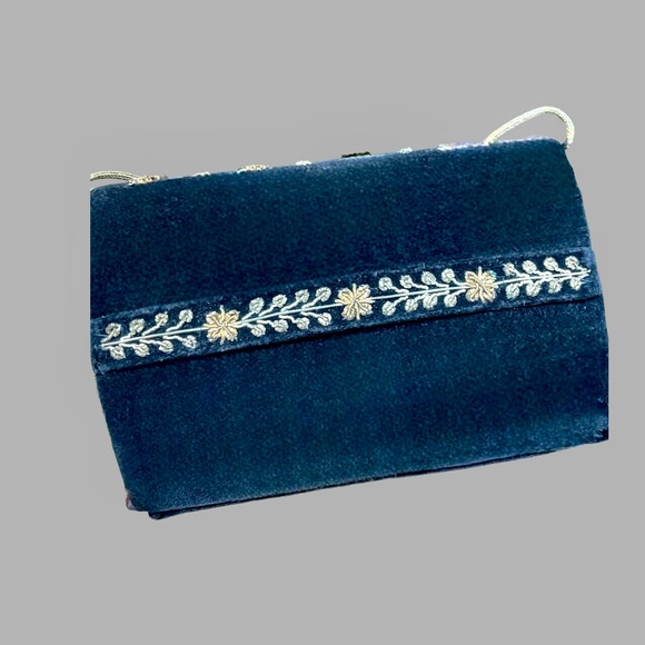 🌺Vintage Velvet Gold Embroidered Wristlet - Picture 3 of 16